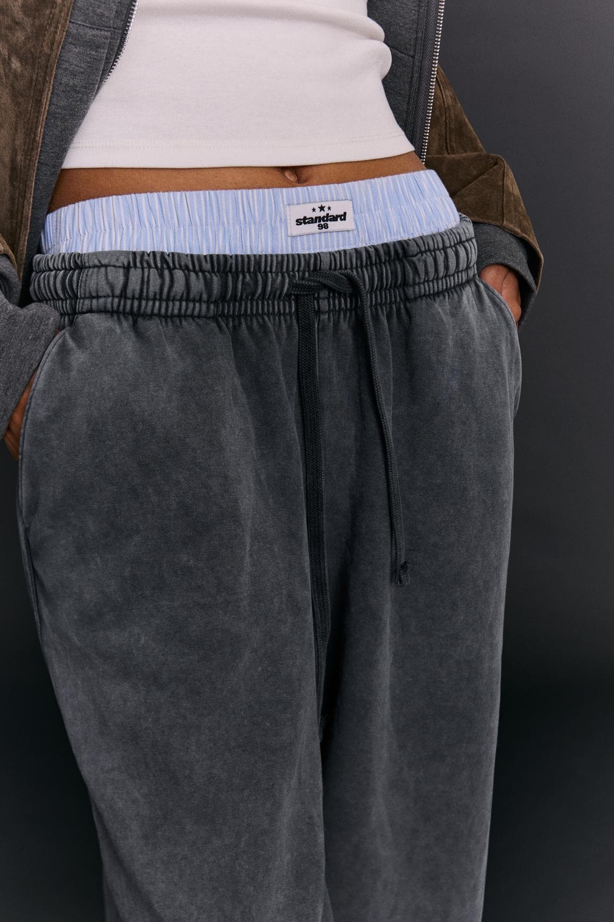 شلوار گرمکن زنانه Bershka barrel fit با بند و پرزدار شلوار گرمکن زنانه Bershka barrel fit با بند و پرزدار