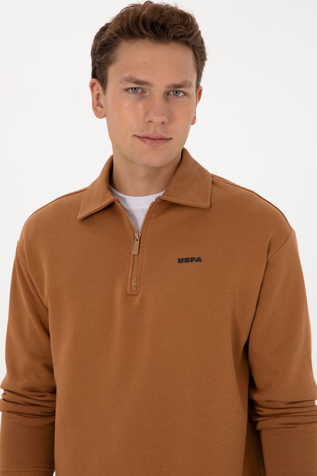 سوئیشرت مردانه U.S. Polo Assn. نیم زیپ شاردونی فیت معمولی یقه پولو شتری مدل 50313783-VR233 سوئیشرت مردانه U.S. Polo Assn. نیم زیپ شاردونی فیت معمولی یقه پولو شتری مدل 50313783-VR233