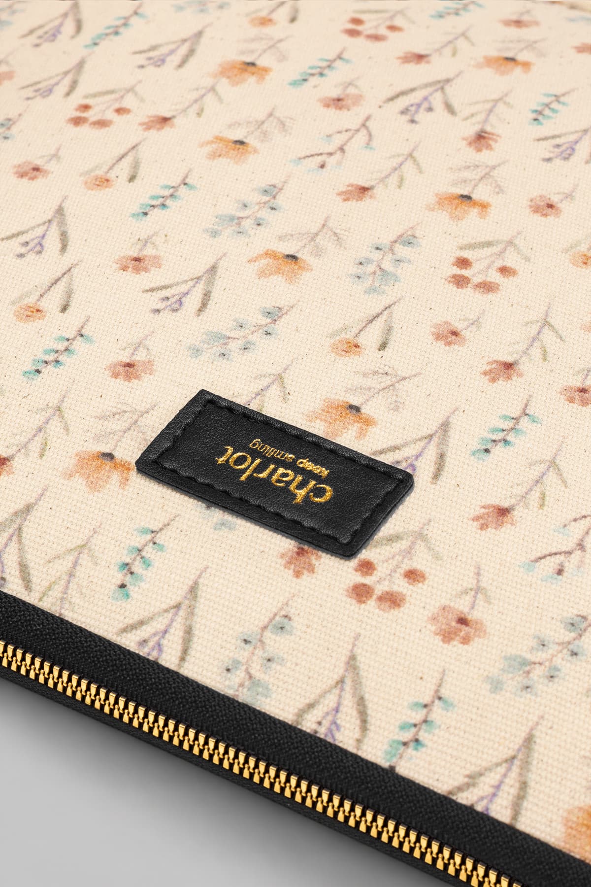 کیف لپتاپ زنانه Housebags Tiny Blooms گلهای صحرایی 13–15.6 inch مدل REF.48283743 کیف لپتاپ زنانه Housebags Tiny Blooms گلهای صحرایی 13–15.6 inch مدل REF.48283743