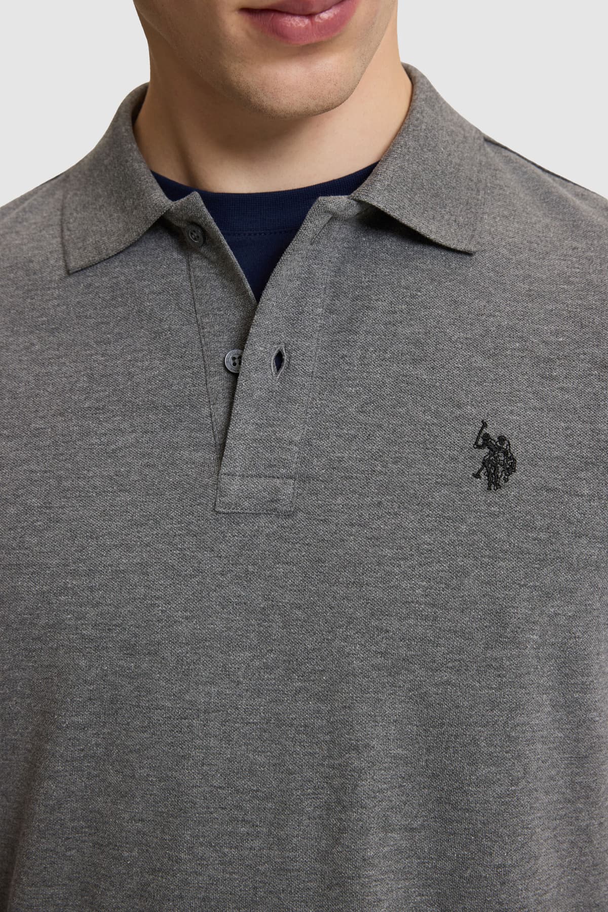 سوئیشرت مردانه U.S. Polo Assn. یقه پولو فیت معمولی خاکستری ذغالی ملانژ مدل 50333246-VR081 سوئیشرت مردانه U.S. Polo Assn. یقه پولو فیت معمولی خاکستری ذغالی ملانژ مدل 50333246-VR081