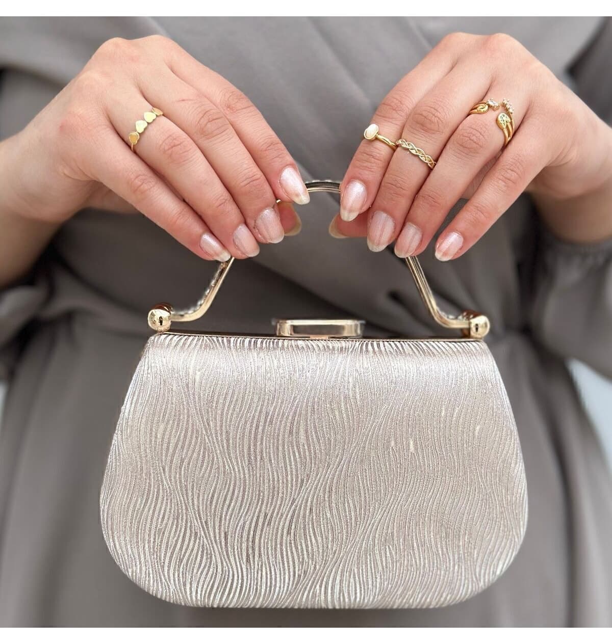 کیف دستی مجلسی زنانه she poly طلایی موجدار کیف دستی مجلسی زنانه she poly طلایی موجدار