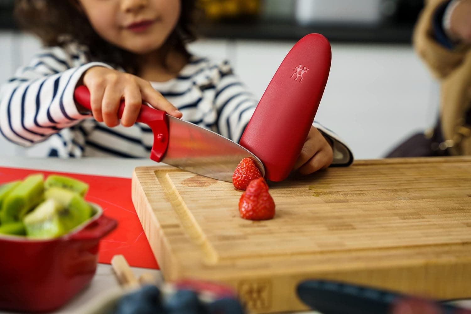 چاقوی آشپزی کودک ZWILLING Twinny، 10 cm، استیل ضدزنگ، تیغه گرد، محافظ انگشت، دسته پلاستیکی قرمز چاقوی آشپزی کودک ZWILLING Twinny، 10 cm، استیل ضدزنگ، تیغه گرد، محافظ انگشت، دسته پلاستیکی قرمز