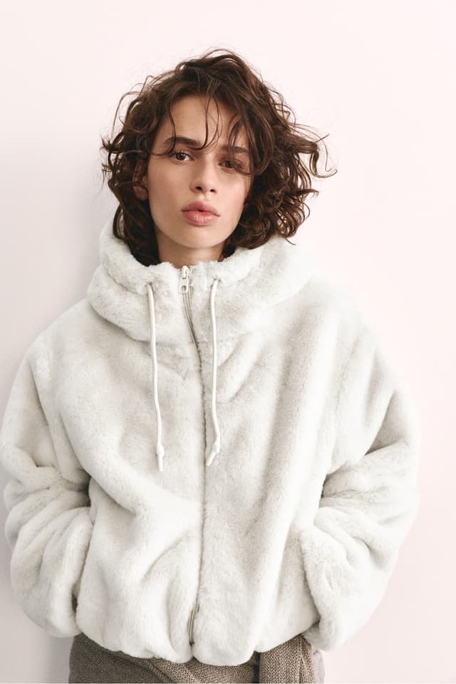 کت زنانه Pull & Bear کلاهدار با خز مصنوعی کت زنانه Pull & Bear کلاهدار با خز مصنوعی