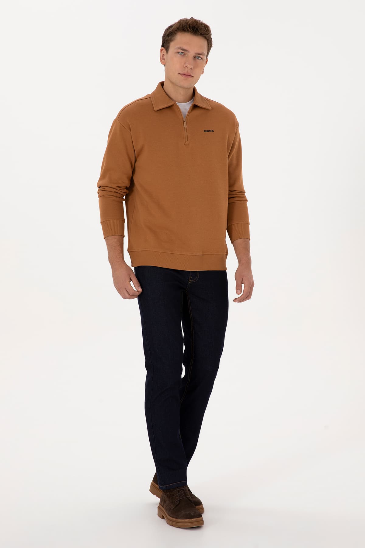 سوئیشرت مردانه U.S. Polo Assn. نیم زیپ شاردونی فیت معمولی یقه پولو شتری مدل 50313783-VR233 سوئیشرت مردانه U.S. Polo Assn. نیم زیپ شاردونی فیت معمولی یقه پولو شتری مدل 50313783-VR233
