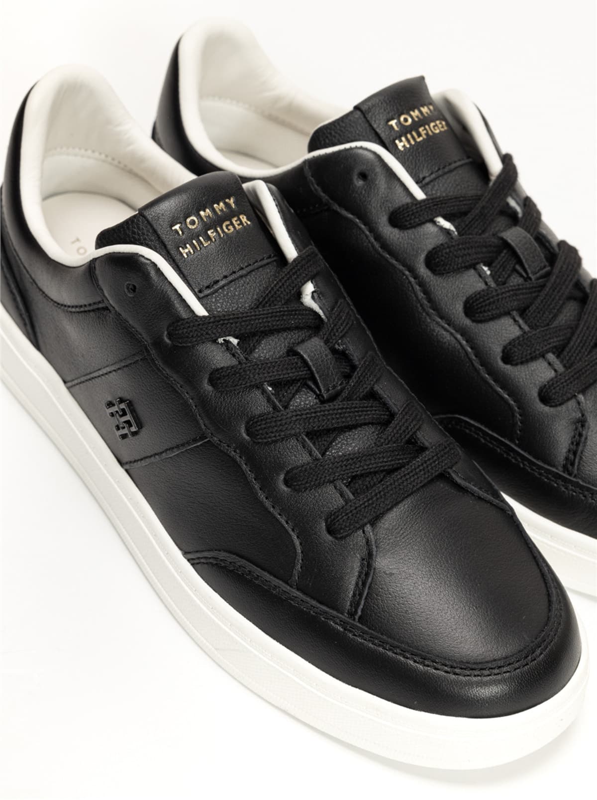 کفش اسنیکر زنانه Tommy Hilfiger مشکی مدل TH Heritage Court کفش اسنیکر زنانه Tommy Hilfiger مشکی مدل TH Heritage Court