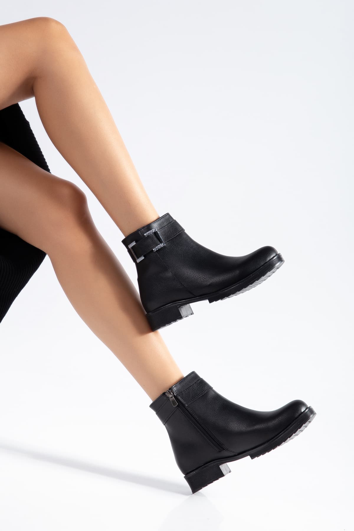 بوت زنانه Hale Shoes چرمی مشکی سگکدار زیپدار راحت زمستانی با زیره ضدلغزش مدل H012 بوت زنانه Hale Shoes چرمی مشکی سگکدار زیپدار راحت زمستانی با زیره ضدلغزش مدل H012