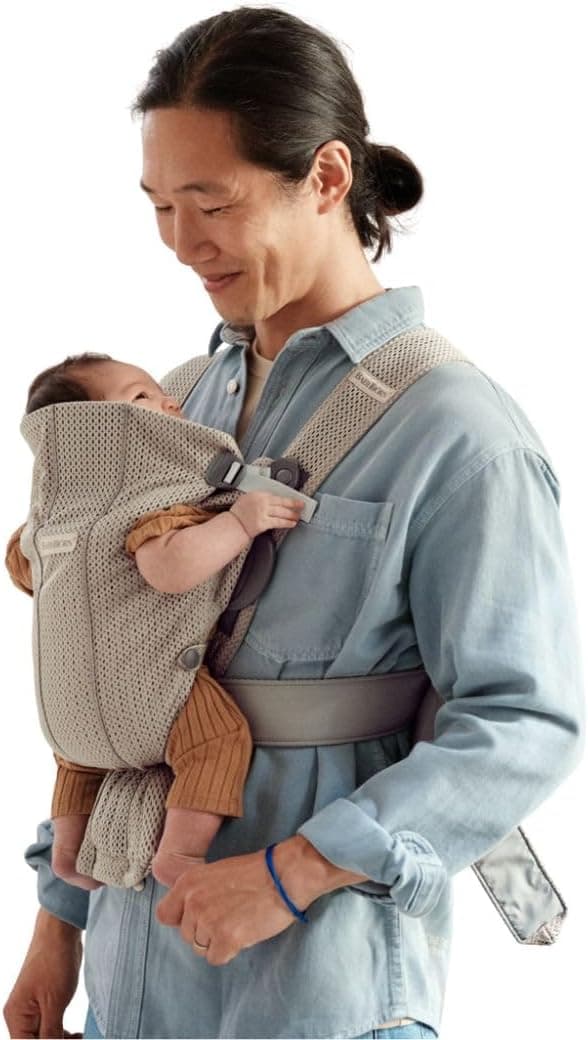 بند حمل نوزاد BabyBjörn مدل Mini با مش سه بعدی خاکستری بژ بند حمل نوزاد BabyBjörn مدل Mini با مش سه بعدی خاکستری بژ
