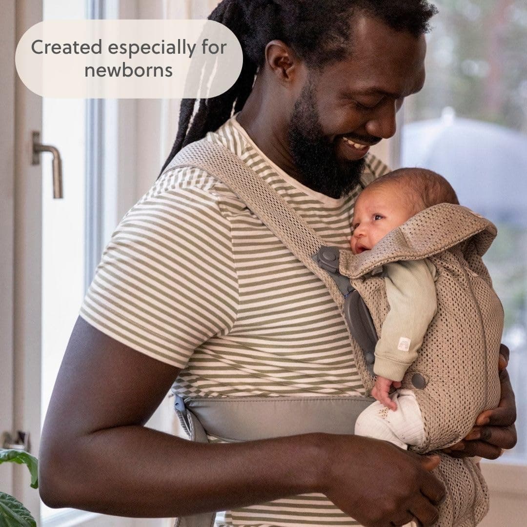 بند حمل نوزاد BabyBjörn مدل Mini با مش سه بعدی خاکستری بژ بند حمل نوزاد BabyBjörn مدل Mini با مش سه بعدی خاکستری بژ