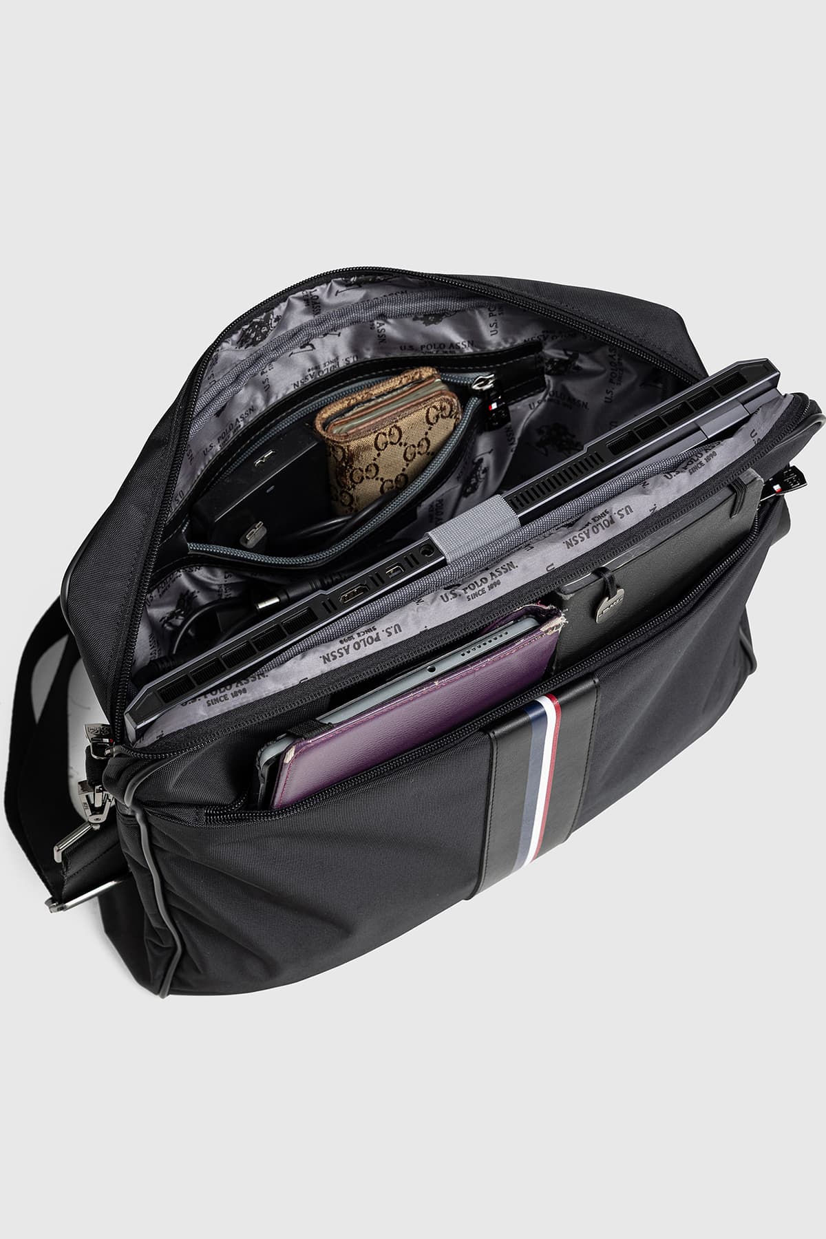 کیف لپتاپ زنانه U.S. Polo Assn. با بند شانهای و جای لپتاپ مشکی مدل 26055-26058 کیف لپتاپ زنانه U.S. Polo Assn. با بند شانهای و جای لپتاپ مشکی مدل 26055-26058