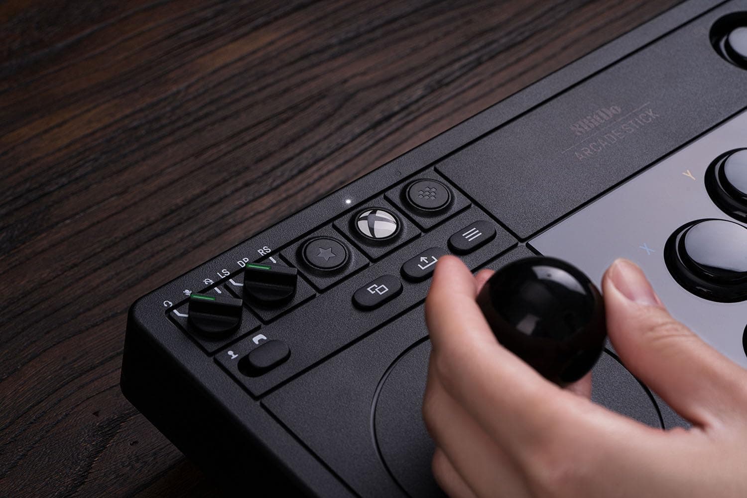 دسته بازی آرکید بیسیم 8BitDo با جک صوتی 3.5mm، دکمه قطع میکروفون و نگاشت جویاستیک برای Xbox Series X|S، Xbox One و Windows 10 مدل مشکی دسته بازی آرکید بیسیم 8BitDo با جک صوتی 3.5mm، دکمه قطع میکروفون و نگاشت جویاستیک برای Xbox Series X|S، Xbox One و Windows 10 مدل مشکی