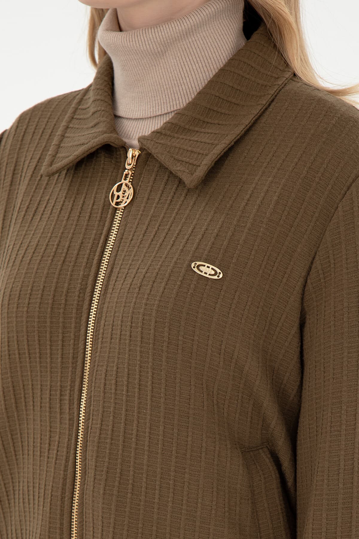 سویشرت زنانه U.S. Polo Assn. یقه پولو زیپدار خاکی مدل 50295811-VR027 سویشرت زنانه U.S. Polo Assn. یقه پولو زیپدار خاکی مدل 50295811-VR027