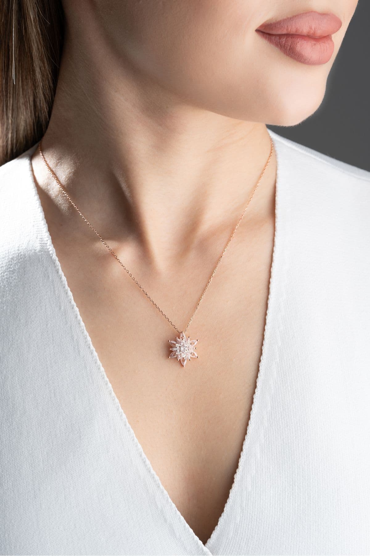 گردنبند Silvano Jewelry نقره 925 عیار گل نیلوفر سفید یخی در جعبه نورپردازیشده گردنبند Silvano Jewelry نقره 925 عیار گل نیلوفر سفید یخی در جعبه نورپردازیشده