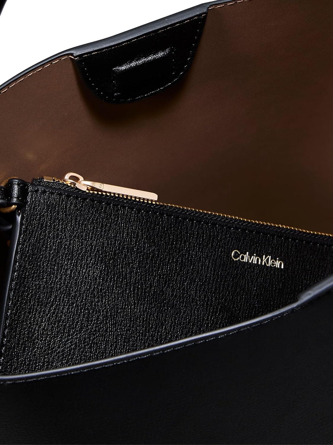 کیف زنانه Calvin Klein FOIL LOGO MEDIUM BUCKET مشکی/نارگیلی برشته OS کیف زنانه Calvin Klein FOIL LOGO MEDIUM BUCKET مشکی/نارگیلی برشته OS