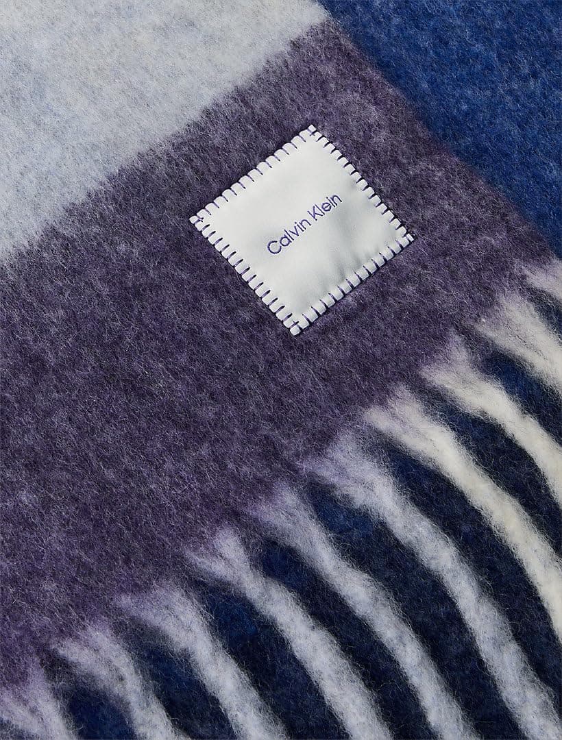 شال گردن مردانه Calvin Klein چهارخانه برسخورده وصلهدار شال گردن مردانه Calvin Klein چهارخانه برسخورده وصلهدار