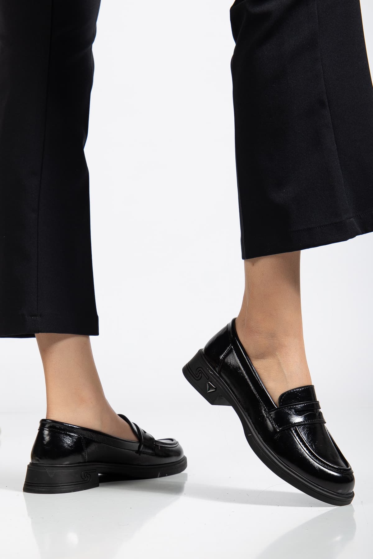 کفش زنانه HCO SHOES لافر آکسفورد کف ضدلغزش کفش زنانه HCO SHOES لافر آکسفورد کف ضدلغزش