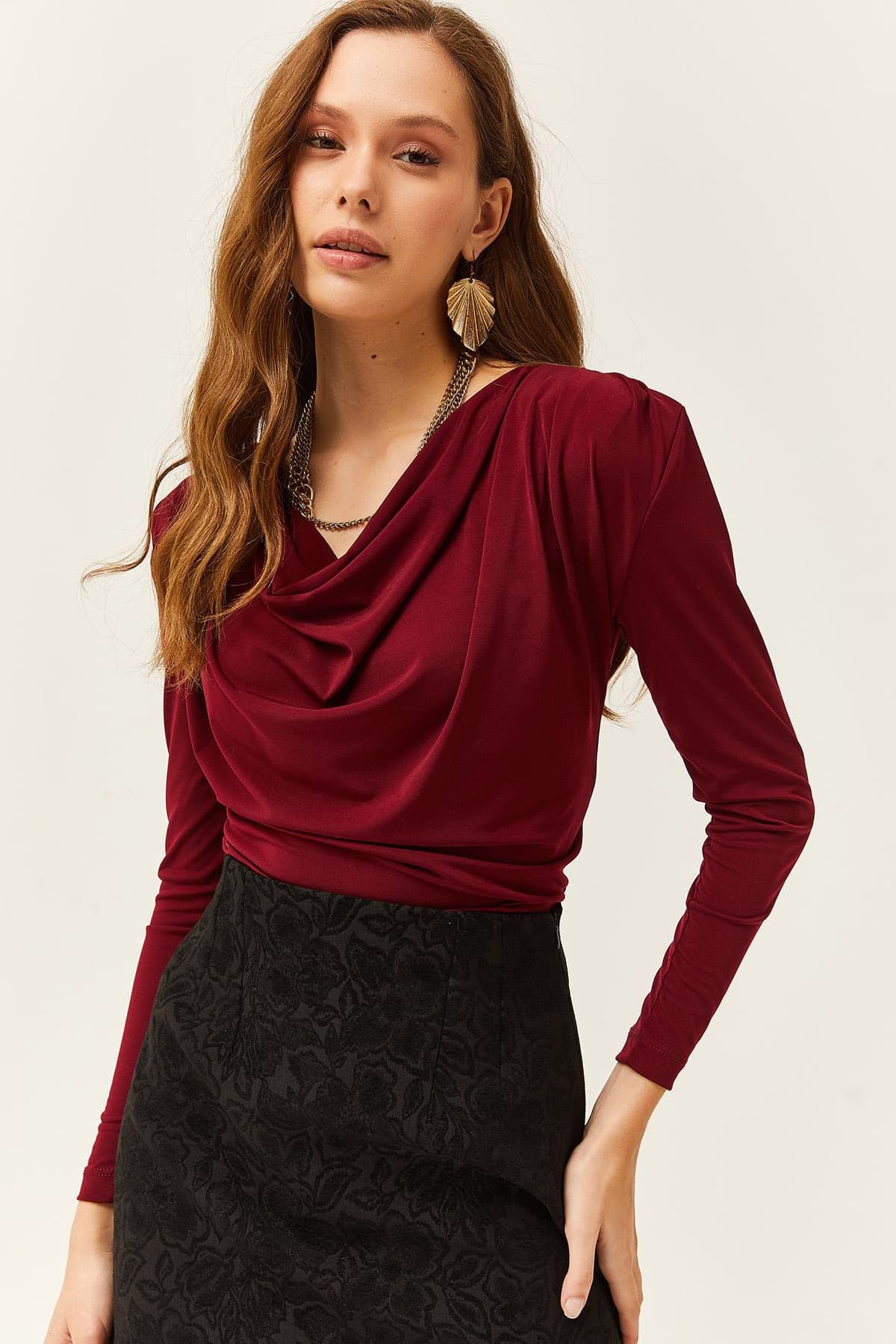 بلوز زنانه Olalook زرشکی چیندار یقه دگاژه مدل BLZ-19002419 بلوز زنانه Olalook زرشکی چیندار یقه دگاژه مدل BLZ-19002419