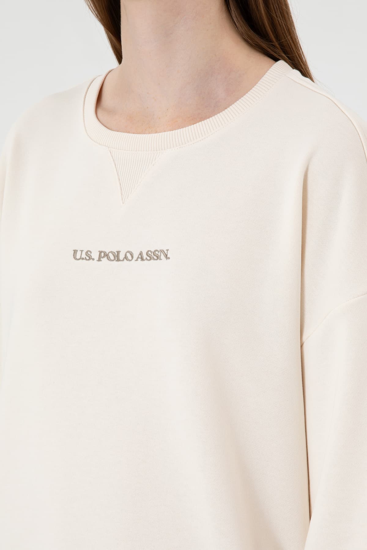 سوئیشرت زنانه U.S. Polo Assn. یقه گرد کرم مدل 50313562-VR071 سوئیشرت زنانه U.S. Polo Assn. یقه گرد کرم مدل 50313562-VR071