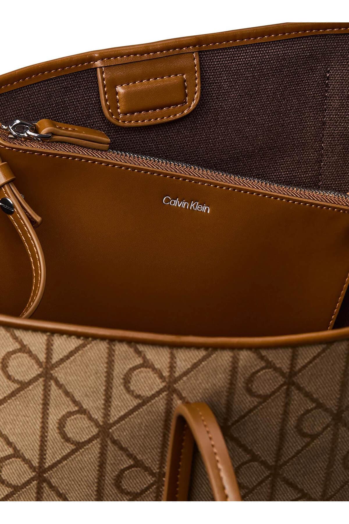کیف توت زنانه Calvin Klein بژ مدل EMBLEM AOP JACQUARD TOTE W/POUCH کیف توت زنانه Calvin Klein بژ مدل EMBLEM AOP JACQUARD TOTE W/POUCH