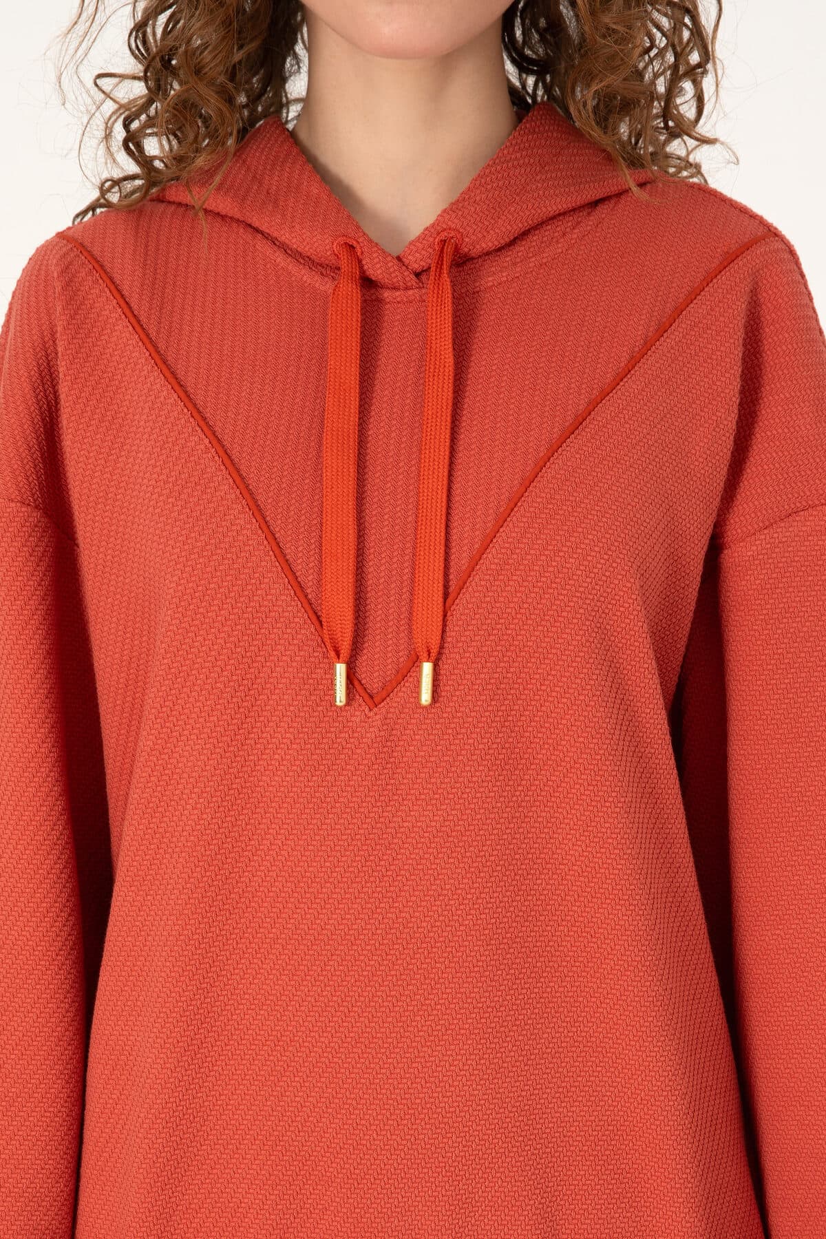 سوئیشرت زنانه U.S. Polo Assn. کاپوتدار قرمز آجری مدل 50309464-VR026 سوئیشرت زنانه U.S. Polo Assn. کاپوتدار قرمز آجری مدل 50309464-VR026