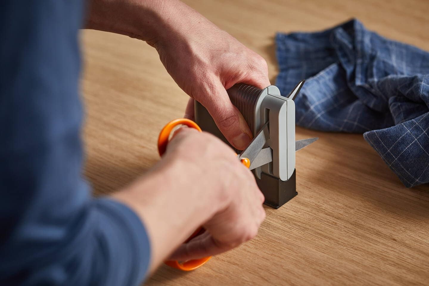 تیزکن قیچی مناسب افراد راستدست Fiskars با سرهای سنبادهای سرامیکی و بدنه پلاستیکی مشکی و خاکستری مدل Clip-Sharp 1000812 تیزکن قیچی مناسب افراد راستدست Fiskars با سرهای سنبادهای سرامیکی و بدنه پلاستیکی مشکی و خاکستری مدل Clip-Sharp 1000812
