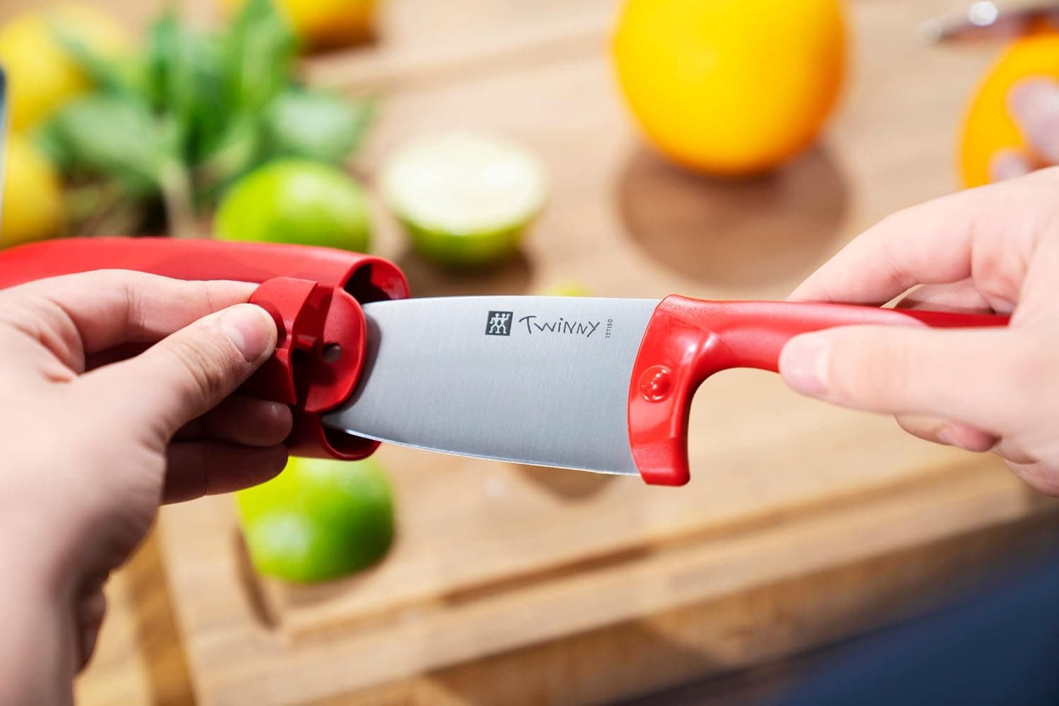 چاقوی آشپزی کودک ZWILLING Twinny، 10 cm، استیل ضدزنگ، تیغه گرد، محافظ انگشت، دسته پلاستیکی قرمز چاقوی آشپزی کودک ZWILLING Twinny، 10 cm، استیل ضدزنگ، تیغه گرد، محافظ انگشت، دسته پلاستیکی قرمز