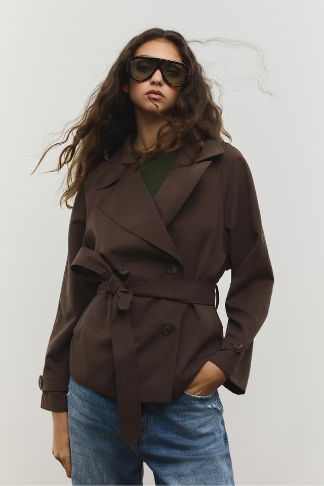 ترنچکت کوتاه Stradivarius کمربندی با فرم رها ترنچکت کوتاه Stradivarius کمربندی با فرم رها