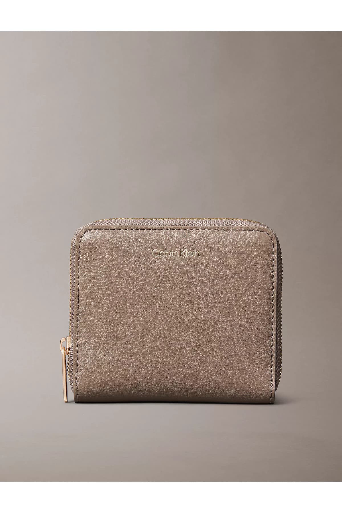 کیف پول زنانه Calvin Klein چرمی مشکی با زیپ و جیب سکه فلزی لوگو برجسته کیف پول زنانه Calvin Klein چرمی مشکی با زیپ و جیب سکه فلزی لوگو برجسته
