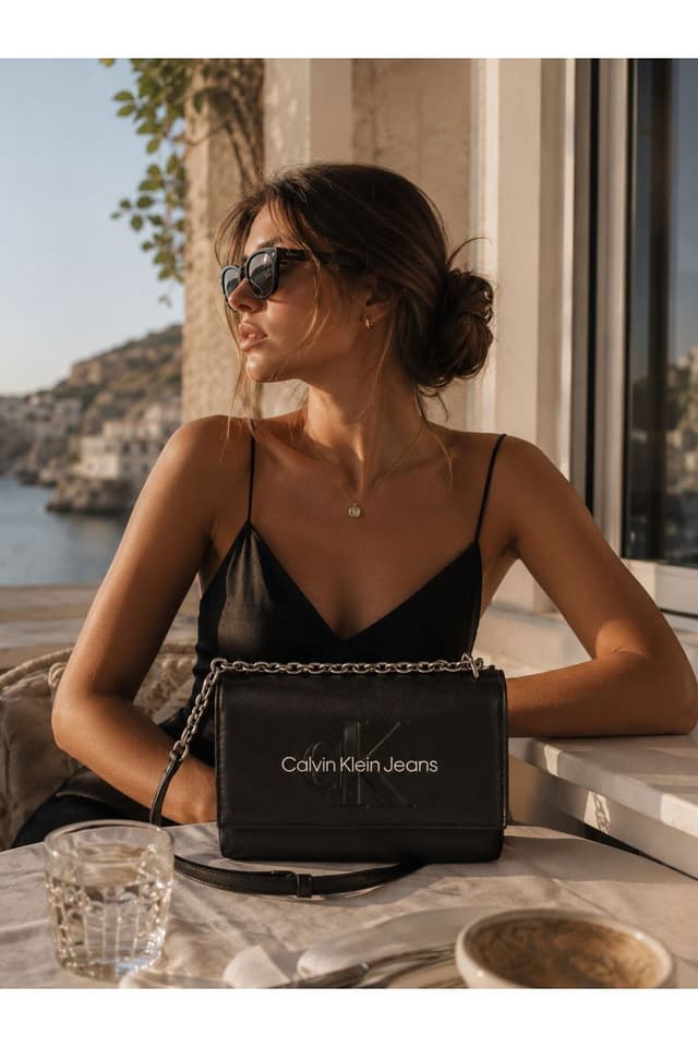 کیف دوشی زنانه Calvin Klein مدل K60K6122210GQ کیف دوشی زنانه Calvin Klein مدل K60K6122210GQ