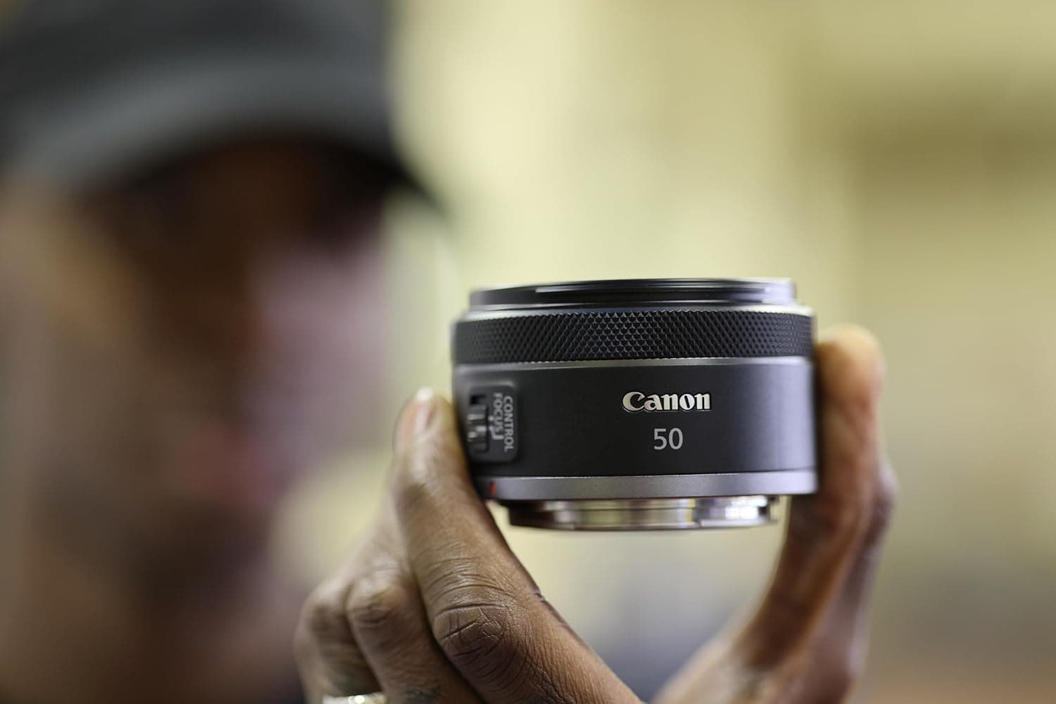 لنز دوربین Canon مناسب سیستم EOS R با فاصله کانونی ثابت، جمعوجور و سبک مدل RF50mm F1.8 STM لنز دوربین Canon مناسب سیستم EOS R با فاصله کانونی ثابت، جمعوجور و سبک مدل RF50mm F1.8 STM
