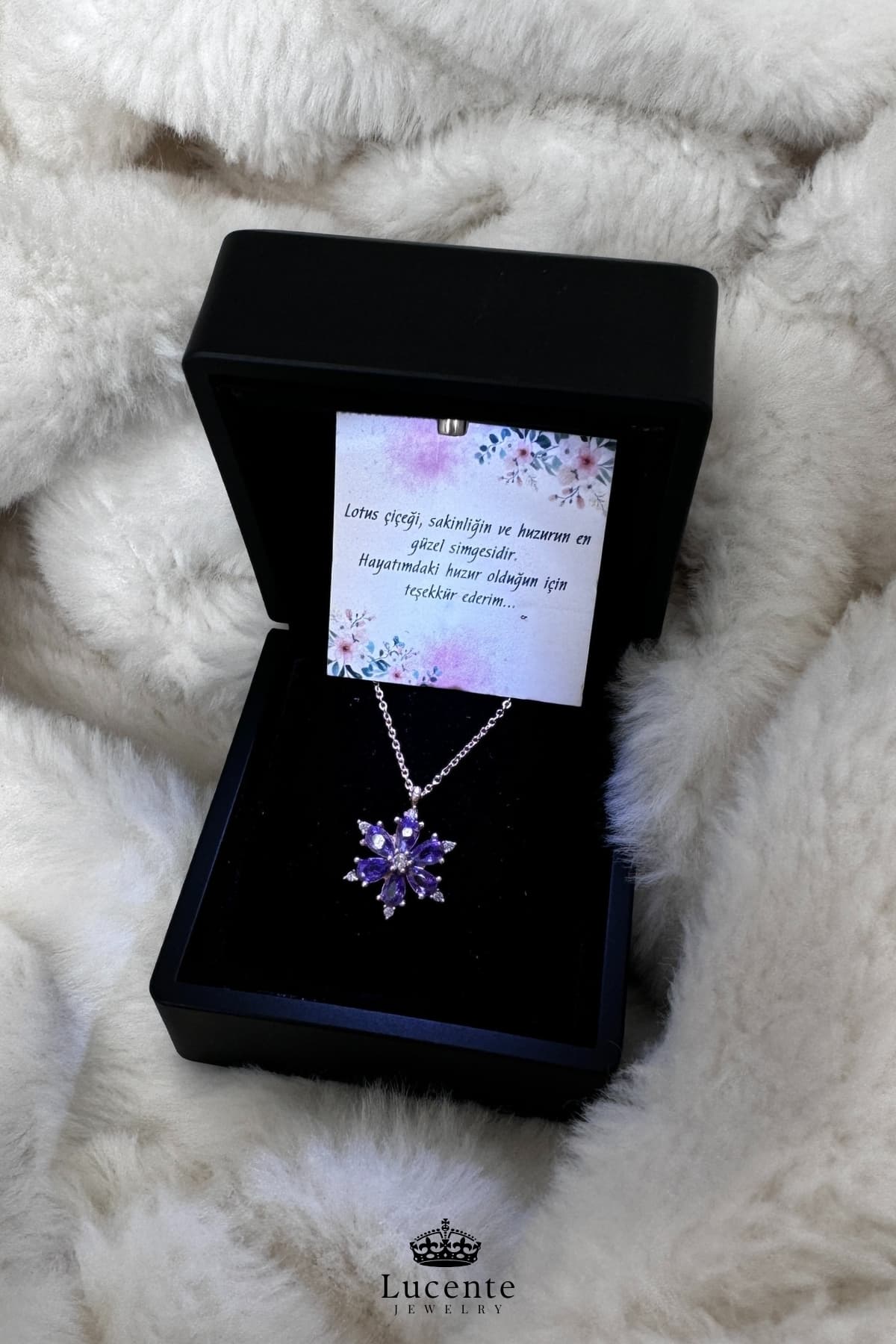 گردنبند زنانه Lucente Jewellery نقره عیار 925 با سنگ آمتیست رز، زنجیر 45 Cm و گوشواره گل نیلوفر بنفش گردنبند زنانه Lucente Jewellery نقره عیار 925 با سنگ آمتیست رز، زنجیر 45 Cm و گوشواره گل نیلوفر بنفش