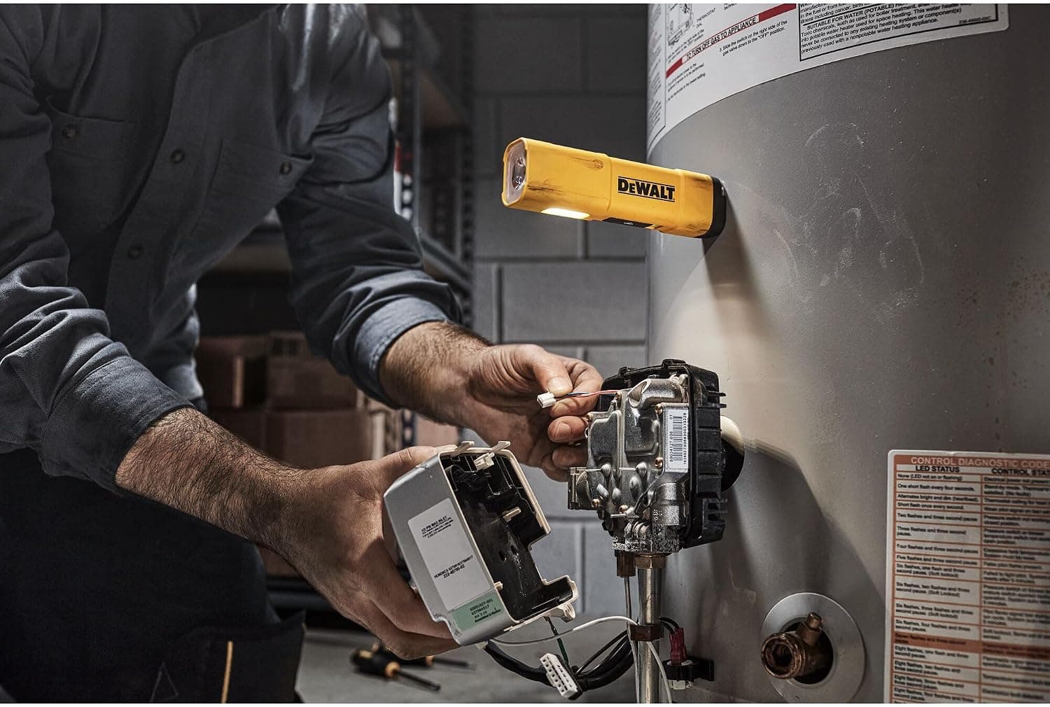 چراغقوه کارگاهی LED DEWALT شارژی USB-C مغناطیسی مدل DCL183 چراغقوه کارگاهی LED DEWALT شارژی USB-C مغناطیسی مدل DCL183