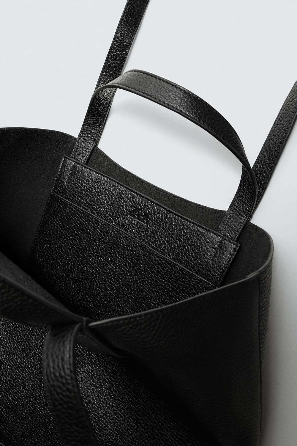 کیف توت چرمی زنانه Zara مشکی سایز استاندارد کیف توت چرمی زنانه Zara مشکی سایز استاندارد