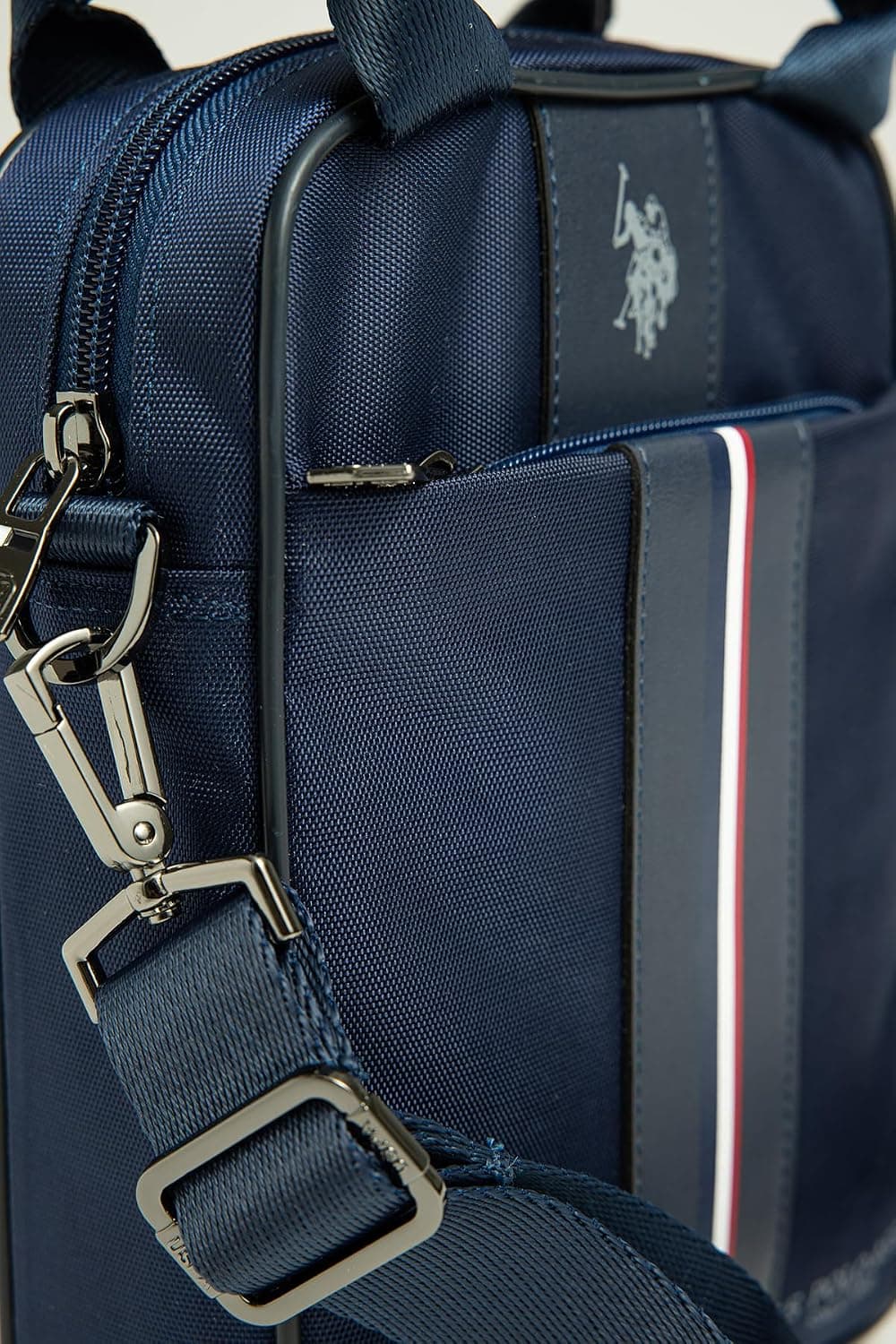 کیف پیامرسان مردانه U.S. POLO ASSN. سرمهای پارچهای با بند دوشی مدل 26059 کیف پیامرسان مردانه U.S. POLO ASSN. سرمهای پارچهای با بند دوشی مدل 26059
