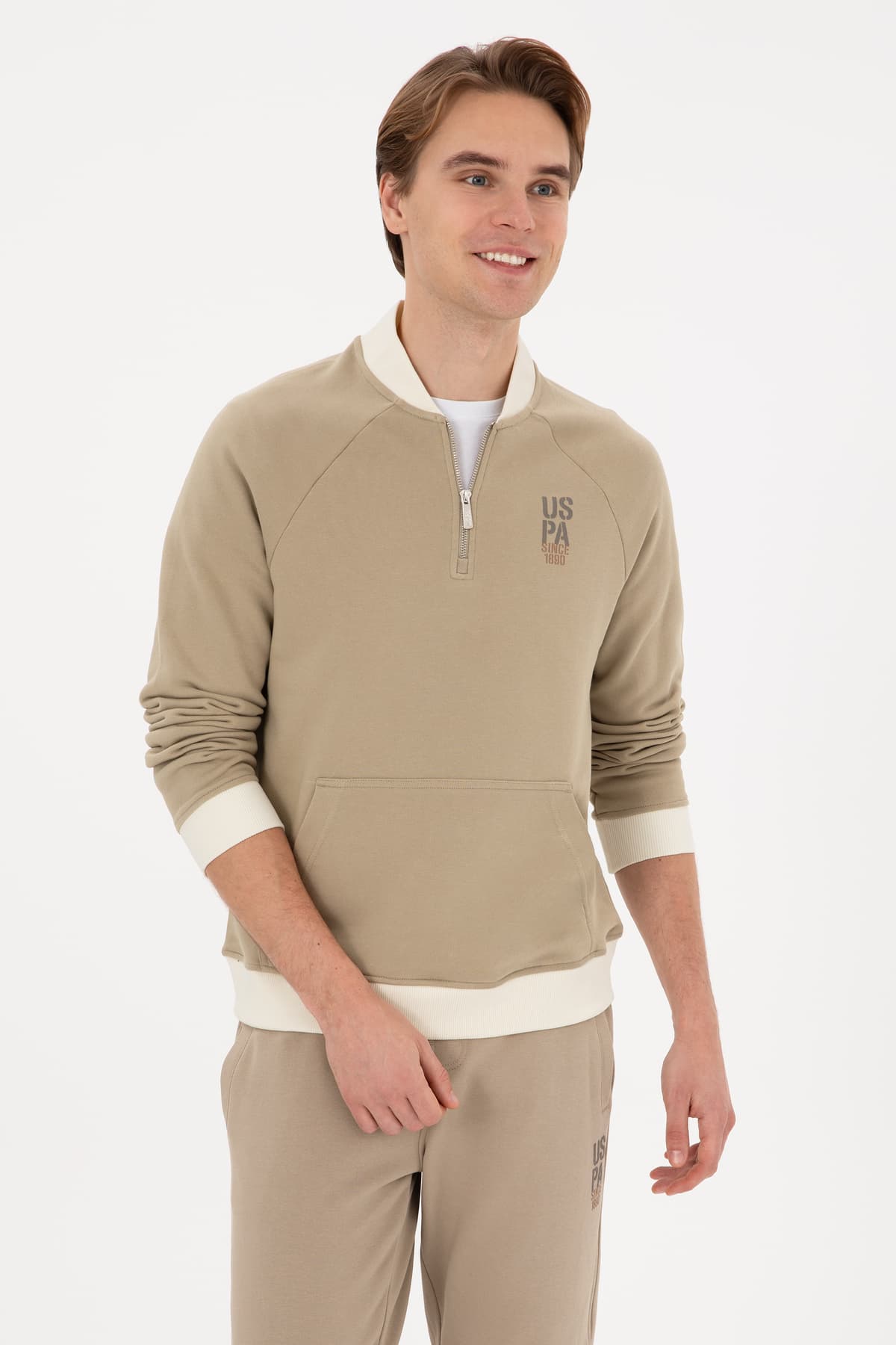 سوئیشرت مردانه U.S. Polo Assn. نیمزیپ Comfort Fit خاکی روشن مدل 50316303-VR183 سوئیشرت مردانه U.S. Polo Assn. نیمزیپ Comfort Fit خاکی روشن مدل 50316303-VR183