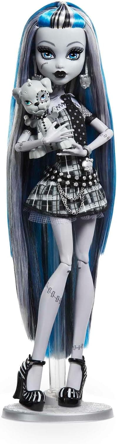 عروسک کلکسیونی Monster High Frankie Stein مدل Reel Drama سیاهوسفید با پوسترهای هماندازه عروسک و واقعی عروسک کلکسیونی Monster High Frankie Stein مدل Reel Drama سیاهوسفید با پوسترهای هماندازه عروسک و واقعی