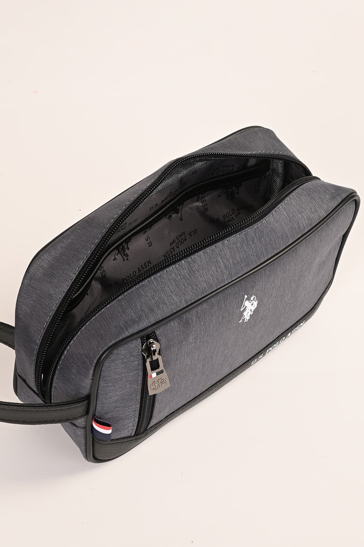 کیف توالت مردانه U.S. Polo Assn. خاکستری ضد آب مدل Pltrs26087 کیف توالت مردانه U.S. Polo Assn. خاکستری ضد آب مدل Pltrs26087