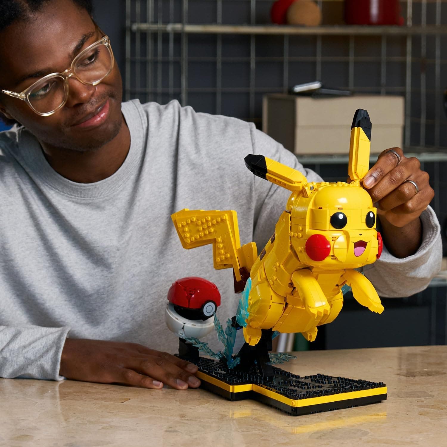 مدل ساخت مجموعۀ دکوری LEGO Pokémon Pikachu و Poké Topu 72152 با ایستگاه قابل تنظیم برای بزرگسالان، 2050 پارچه مدل ساخت مجموعۀ دکوری LEGO Pokémon Pikachu و Poké Topu 72152 با ایستگاه قابل تنظیم برای بزرگسالان، 2050 پارچه