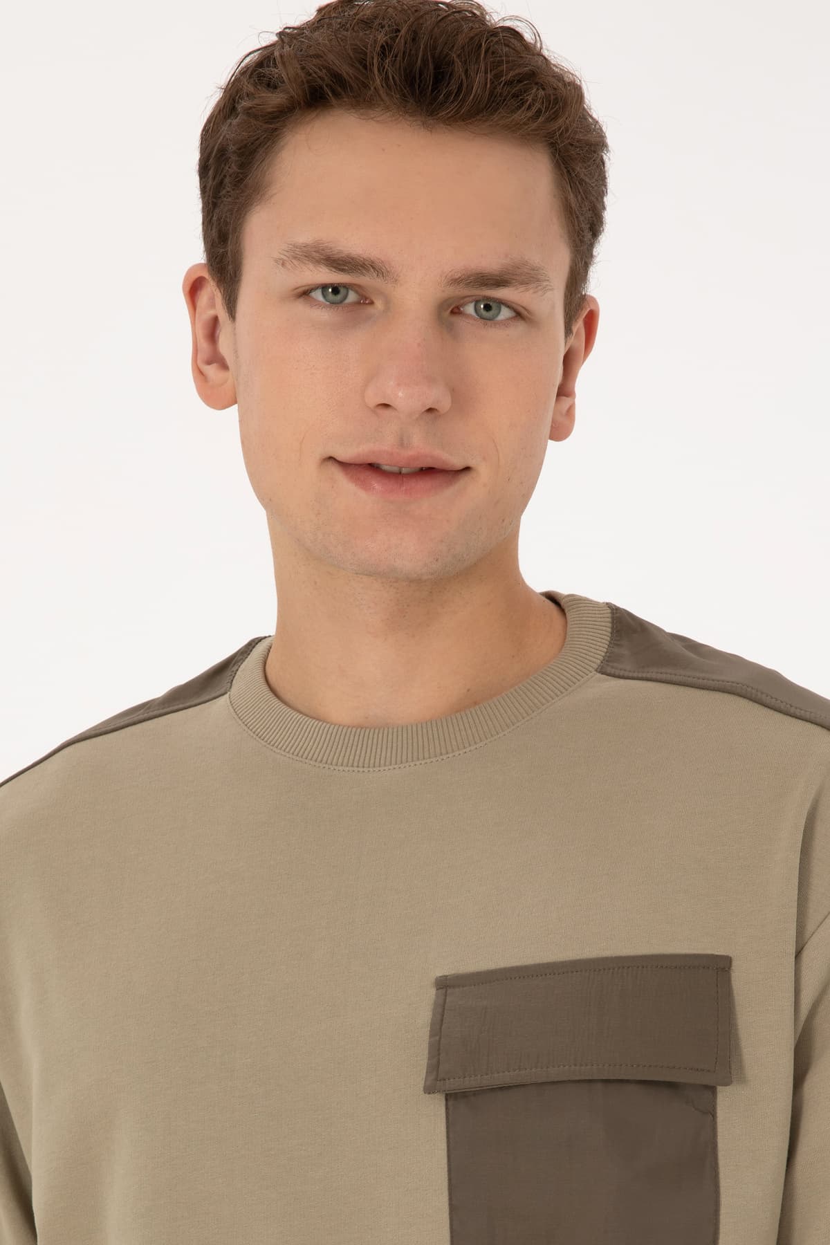 سوئیشرت مردانه U.S. Polo Assn. Comfort Fit یقه گرد جیبدار خاکی روشن مدل 50316401-VR183 سوئیشرت مردانه U.S. Polo Assn. Comfort Fit یقه گرد جیبدار خاکی روشن مدل 50316401-VR183