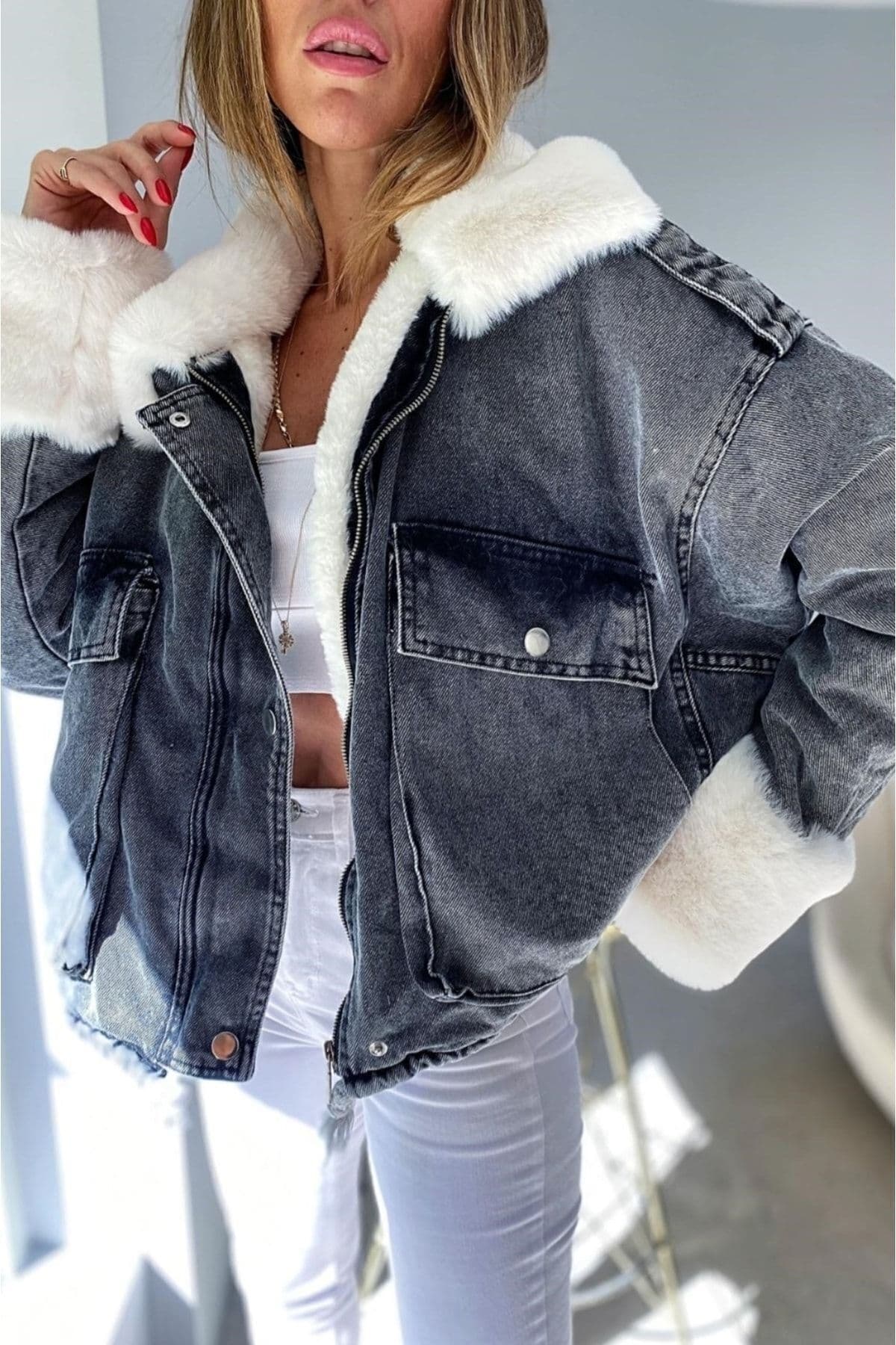 کاپشن جین زنانه SAGİ JEANS مشکی با خز سفید کاپشن جین زنانه SAGİ JEANS مشکی با خز سفید