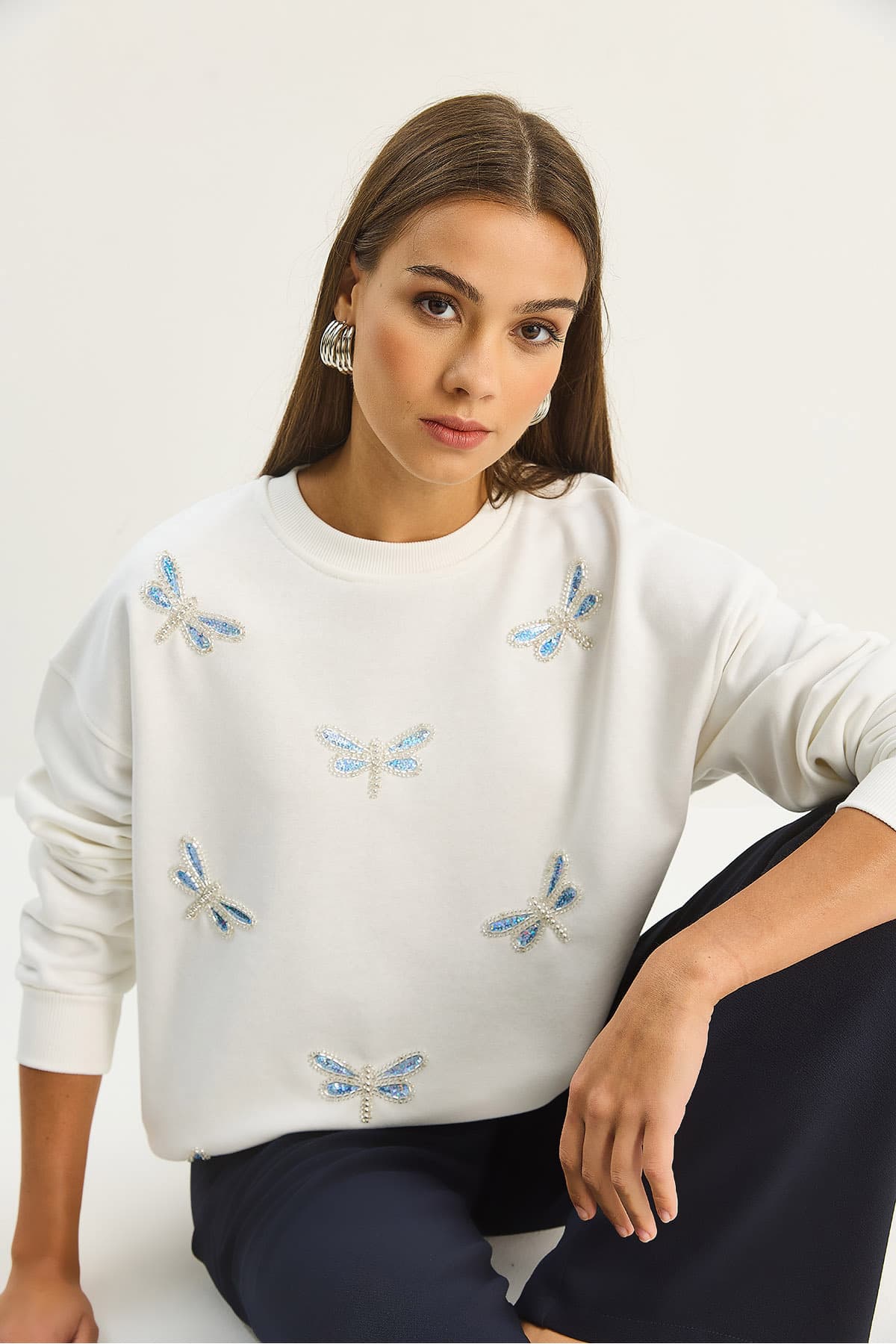 سوئیشرت زنانه Bianco Lucci سفید یقه گرد نگیندوزی ریلکس مدل 1558 60283660 سوئیشرت زنانه Bianco Lucci سفید یقه گرد نگیندوزی ریلکس مدل 1558 60283660