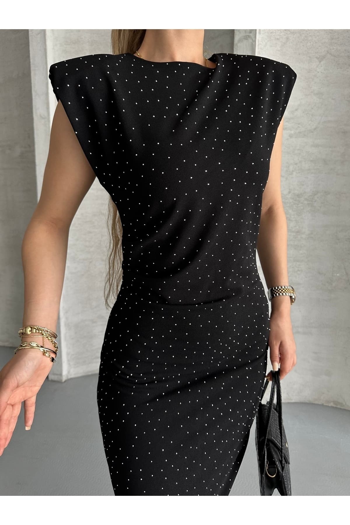 لباس میدی زنانه Moda Palmiss مشکی با جزئیات سنگی و پد شانه لباس میدی زنانه Moda Palmiss مشکی با جزئیات سنگی و پد شانه