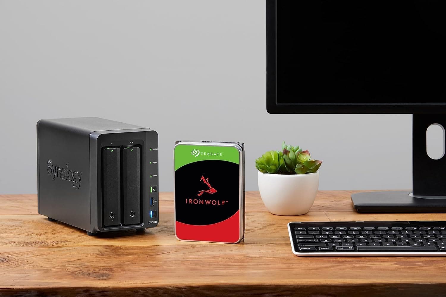 هارد دیسک داخلی NAS Seagate IronWolf 10TB CMR مدل ST10000VN000 هارد دیسک داخلی NAS Seagate IronWolf 10TB CMR مدل ST10000VN000