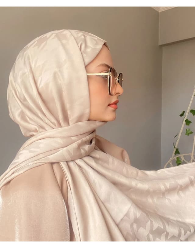 شال Mira İpek ژاکارد با طرح پنجهکلاغی و جلوه ابریشمی شال Mira İpek ژاکارد با طرح پنجهکلاغی و جلوه ابریشمی