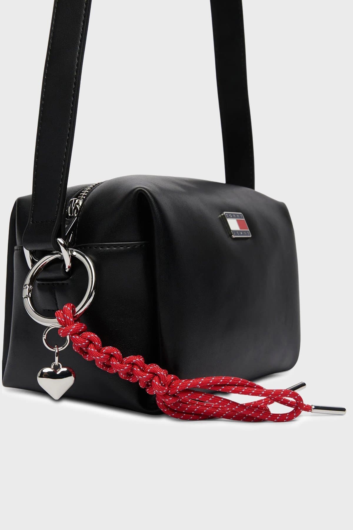 کیف دوشی زنانه Tommy Hilfiger مشکی با لوگوی برند مناسب استفاده روزمره کیف دوشی زنانه Tommy Hilfiger مشکی با لوگوی برند مناسب استفاده روزمره