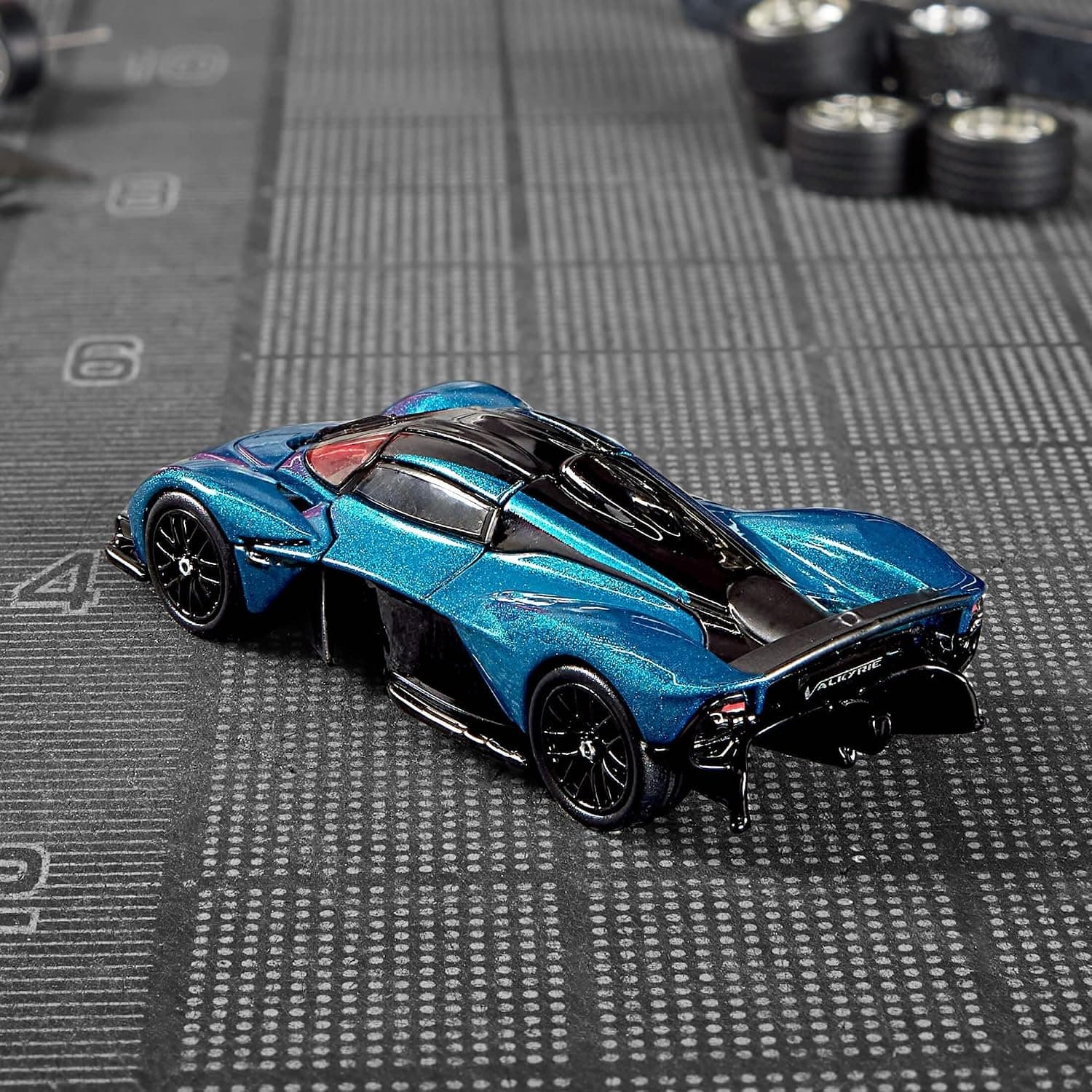 ماشین کلکسیونی 1:64 Hot Wheels Elite 64 Aston Martin Valkyrie با درهای بازشو، بدنه و شاسی فلزی، رنگ سبزآبی متالیک مدل HWR91 ماشین کلکسیونی 1:64 Hot Wheels Elite 64 Aston Martin Valkyrie با درهای بازشو، بدنه و شاسی فلزی، رنگ سبزآبی متالیک مدل HWR91