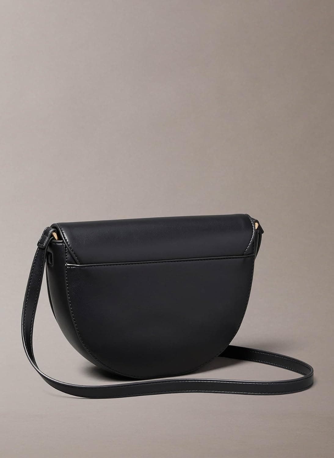 کیف دوشی زنانه Calvin Klein Bold Monogram مشکی مدل LV04F3221GUB1 کیف دوشی زنانه Calvin Klein Bold Monogram مشکی مدل LV04F3221GUB1