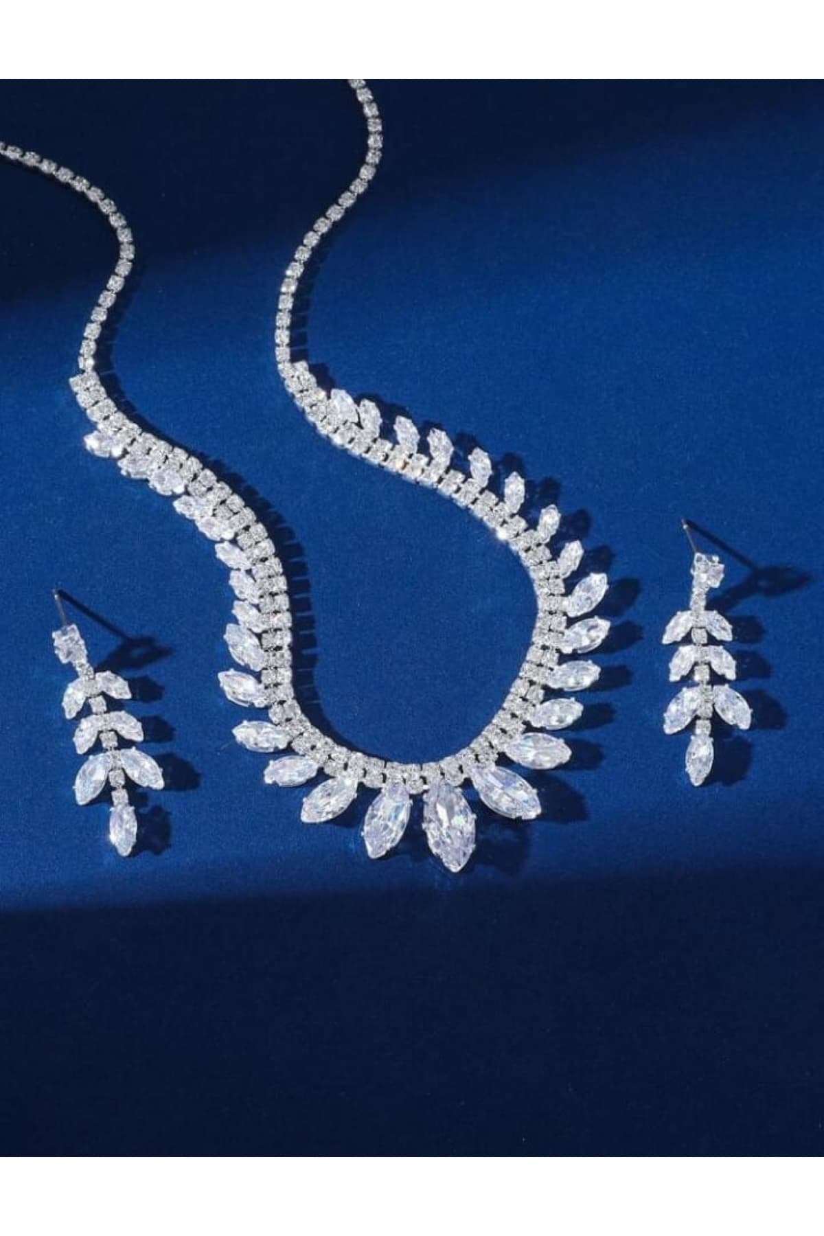 ست گردنبند و گوشواره زنانه Ümaks Silvers با طرح برگ و نگین زیرکن ست گردنبند و گوشواره زنانه Ümaks Silvers با طرح برگ و نگین زیرکن