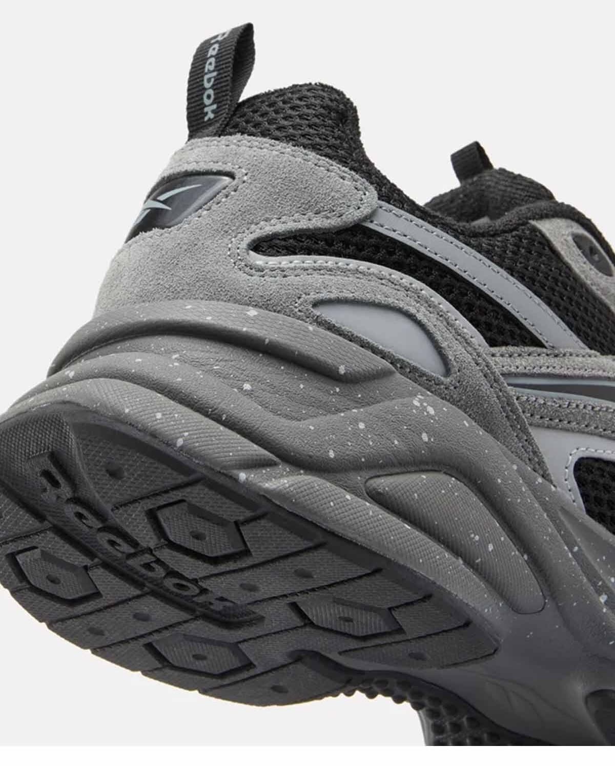 کفش اسنیکر مردانه Reebok خاکستری مشکی زیره ضخیم توری مدل Charge Run کفش اسنیکر مردانه Reebok خاکستری مشکی زیره ضخیم توری مدل Charge Run