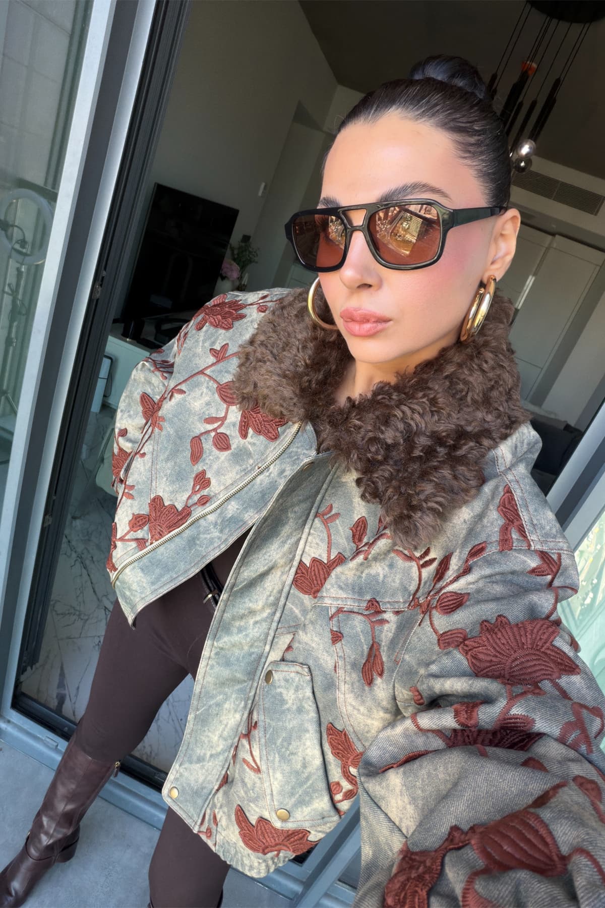 ژاکت بومبر زنانه Seda Yalçın Atelier دنیم گلدوزی گل با یقه خز خاکستری ژاکت بومبر زنانه Seda Yalçın Atelier دنیم گلدوزی گل با یقه خز خاکستری