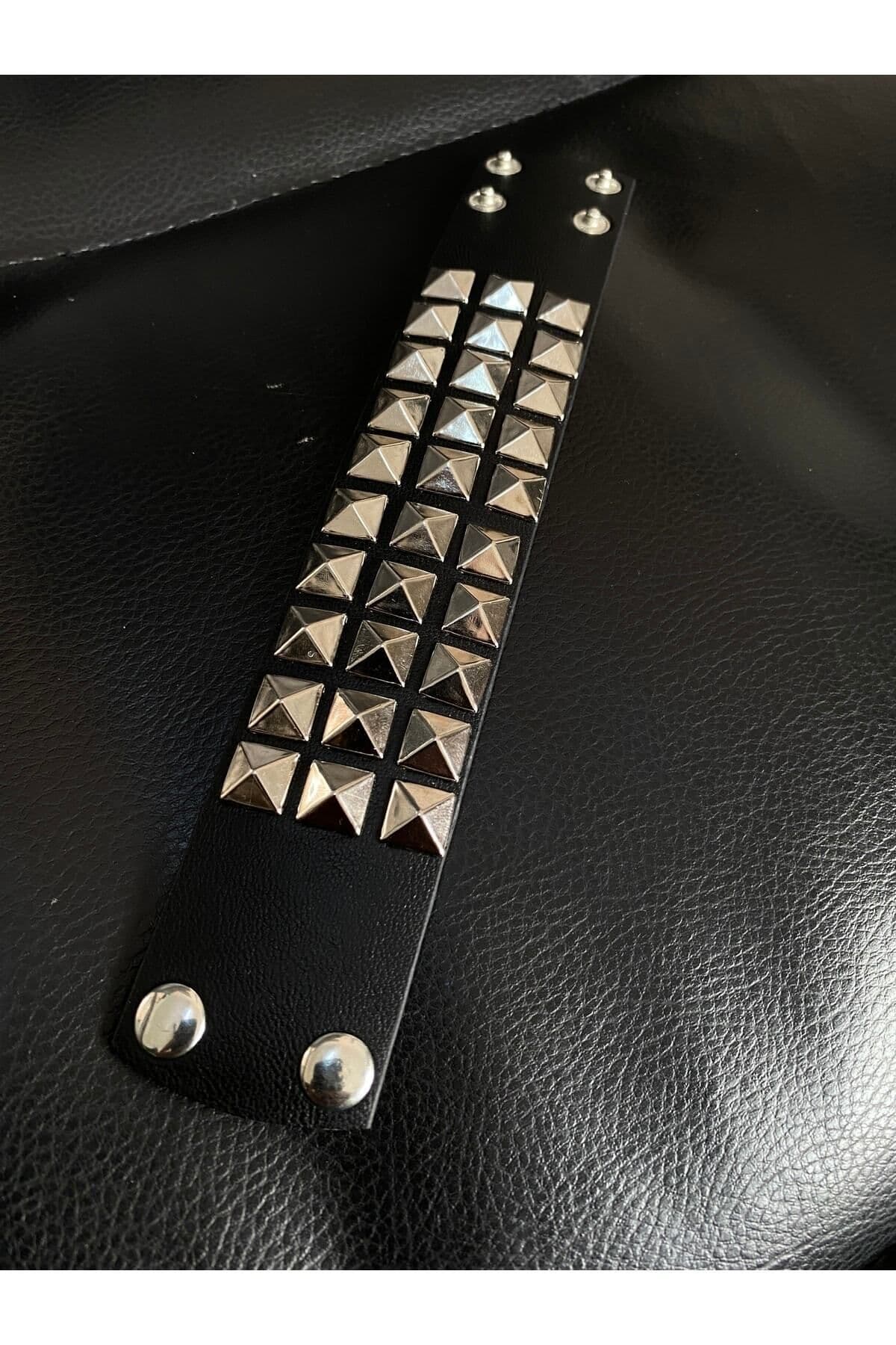 دستبند زنانه Aksabeltchokers گوتیک متالی پیرامیدی سه ردیفه 4cm 20cm دستبند زنانه Aksabeltchokers گوتیک متالی پیرامیدی سه ردیفه 4cm 20cm